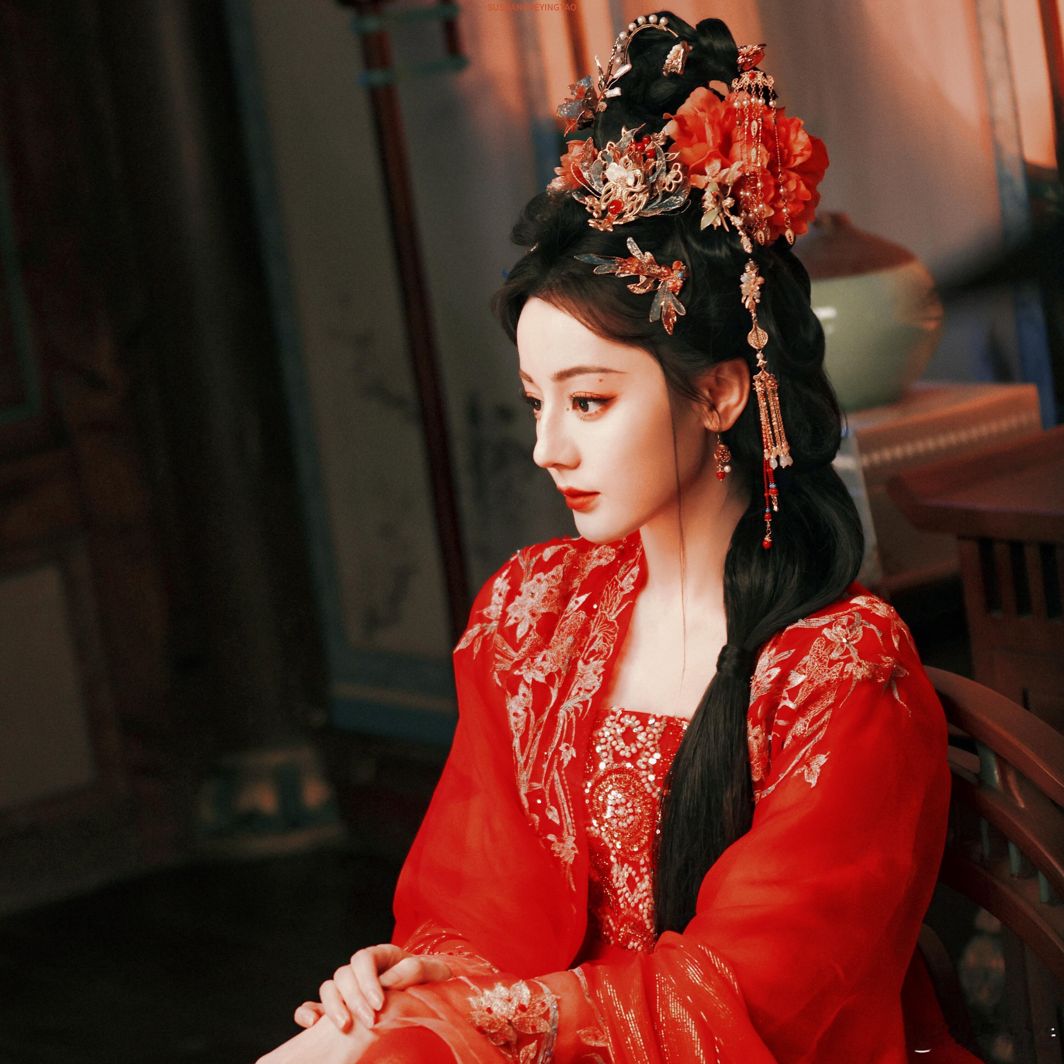 迪丽热巴花魁妆火到AI界了咱就是说这花魁妆真的特别出圈啊，看着就是让人大饱眼福的