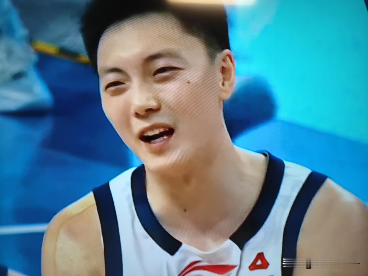 广东男篮今晚客场迎战杜峰时期的梁子～北京北汽男篮。第一节四个没想到，第一没想到徐
