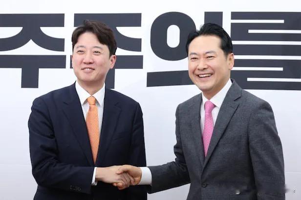 6月9日，韩国改革新党党首李俊锡针对国民力量党党首张东赫提出废除提前投票的主张批