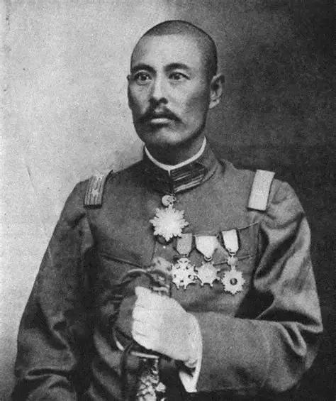 1924年，从英国留学回来的钱昌照第一次去洛阳见吴佩孚。

他想象中的画面是：大