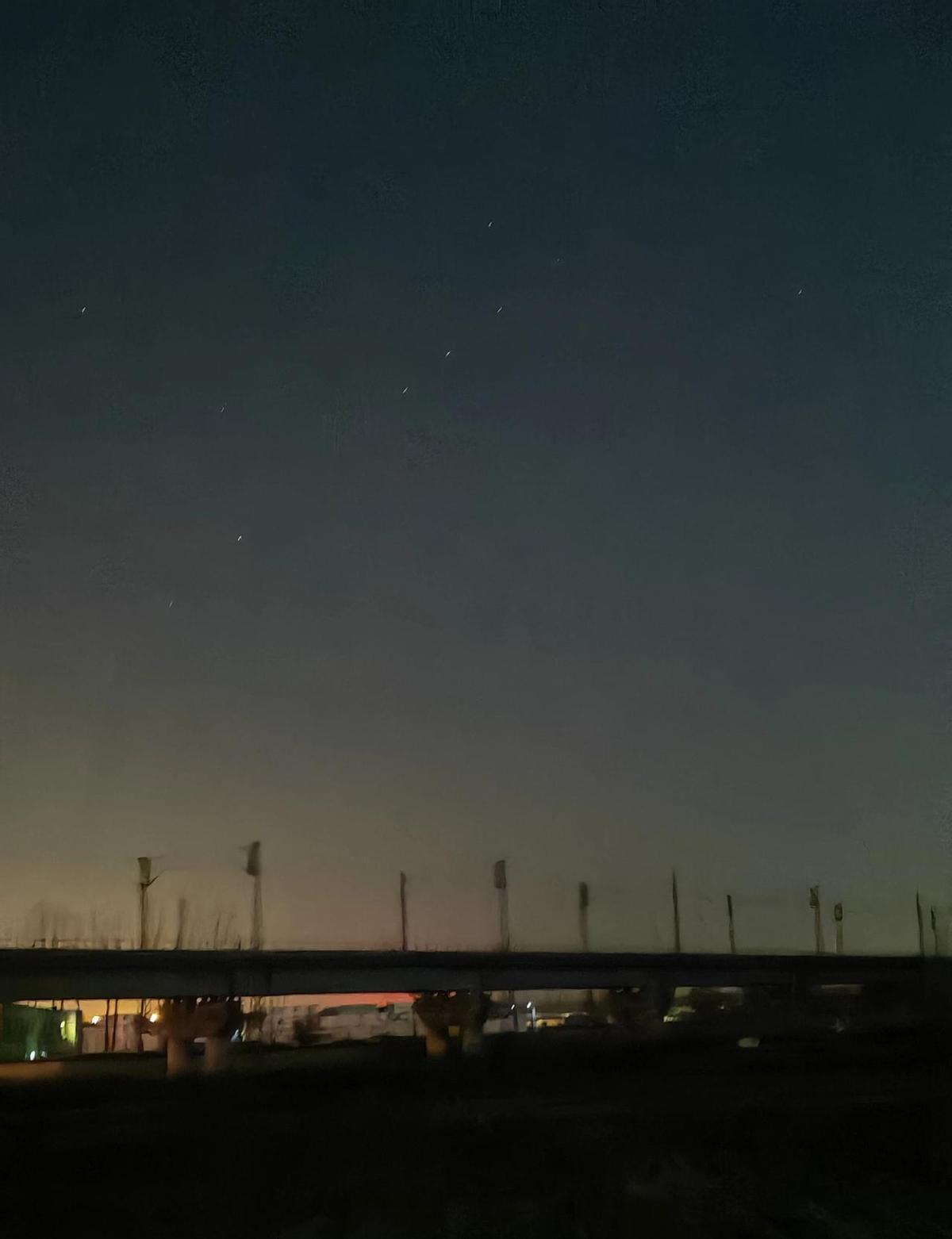 天空突然出现一排20多个不明飞行物，速度快得离谱，眨眼就没了。
这玩意儿不像卫星