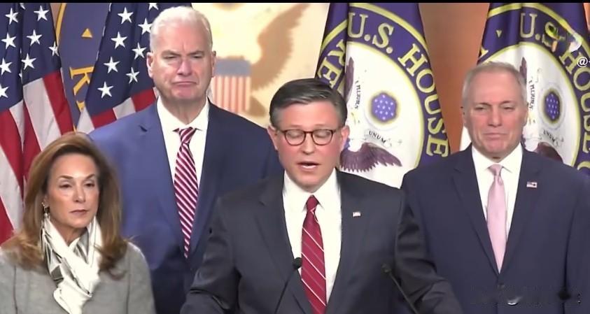众议院议长迈克·约翰逊：民主党正陷入一场“家庭纷争”，众议院民主党领袖杰弗里斯对