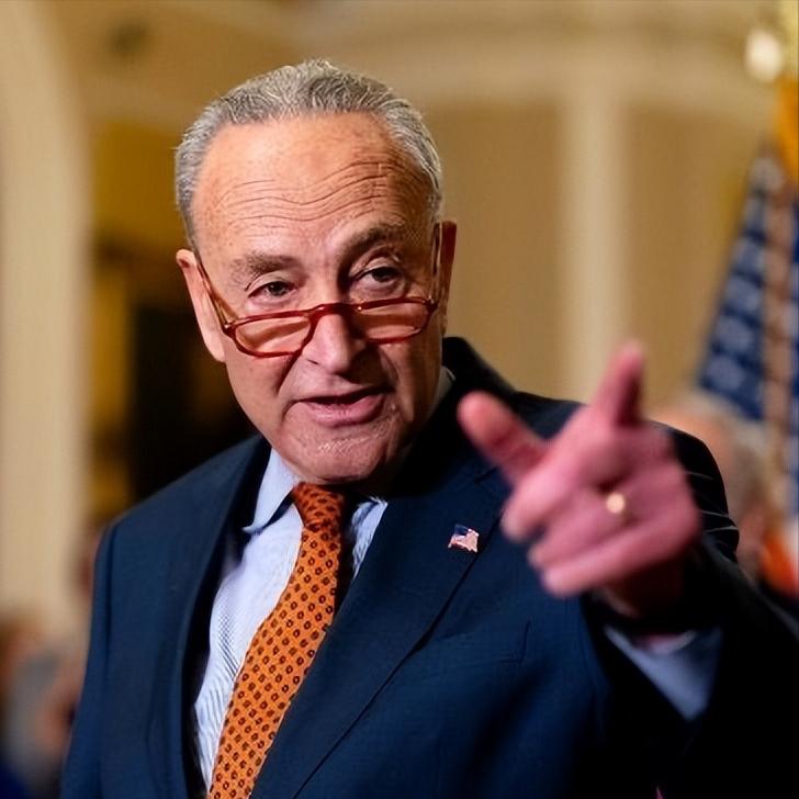 美国民主党参议院领袖查克·舒默今天写道：“特朗普政府是美国历史上最腐败、最虚伪的