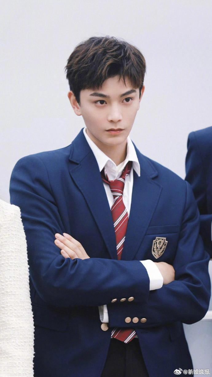 【纯情男高在他们的照片中具象化了】白衬衫、少年感、清瘦挺拔的身形，没有刻意的修饰