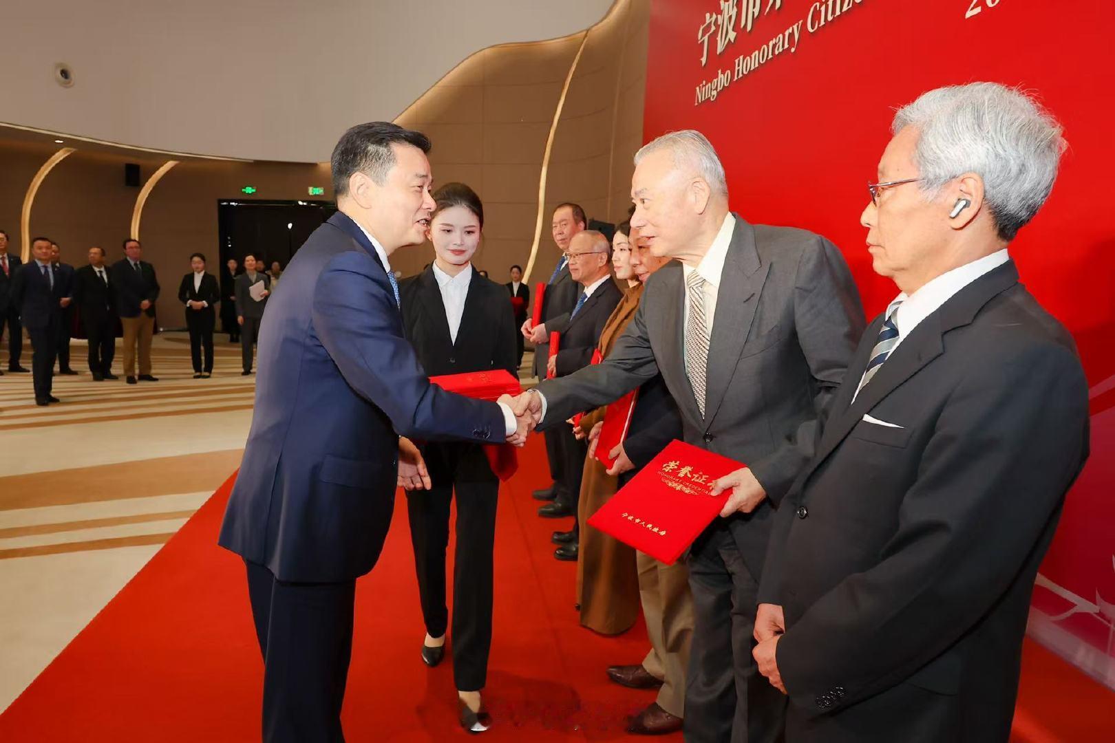 宁波市荣誉市民用爱反哺家乡 近日，慈溪市龙山镇凤浦岙村荣誉村民周芳龙被授予“宁波