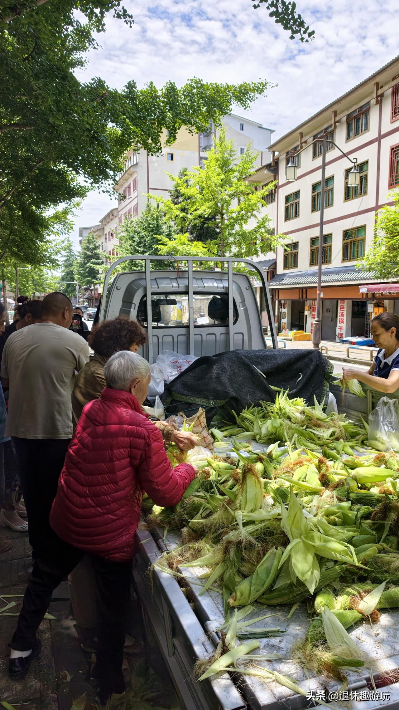 避暑胜地黄水的嫩包谷，农贸市场、超市、路边摊都有卖，今天买的小甜糯，2.5元一斤