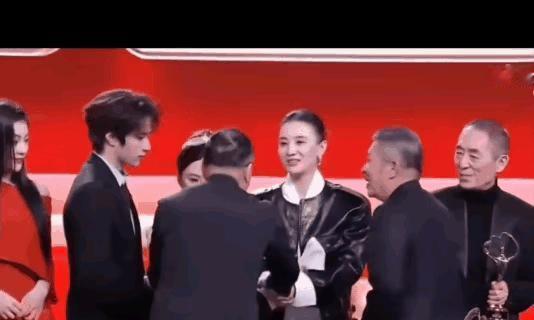 一只伸出去的手，悬在半空。
随后，价值不菲的裙摆被一只脚尖轻轻碰触，这无声的催促