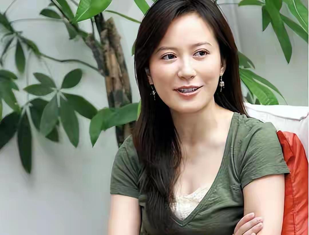 俞飞鸿活成了很多女生向往的样子。19岁曾想退学嫁人，三年后对方求婚，她却清醒拒绝