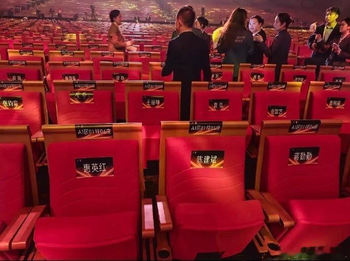 离大鹏最近的位置属于袁弘，他恰好坐在对方斜后方。简单的座位排布引发讨论，克制呈现