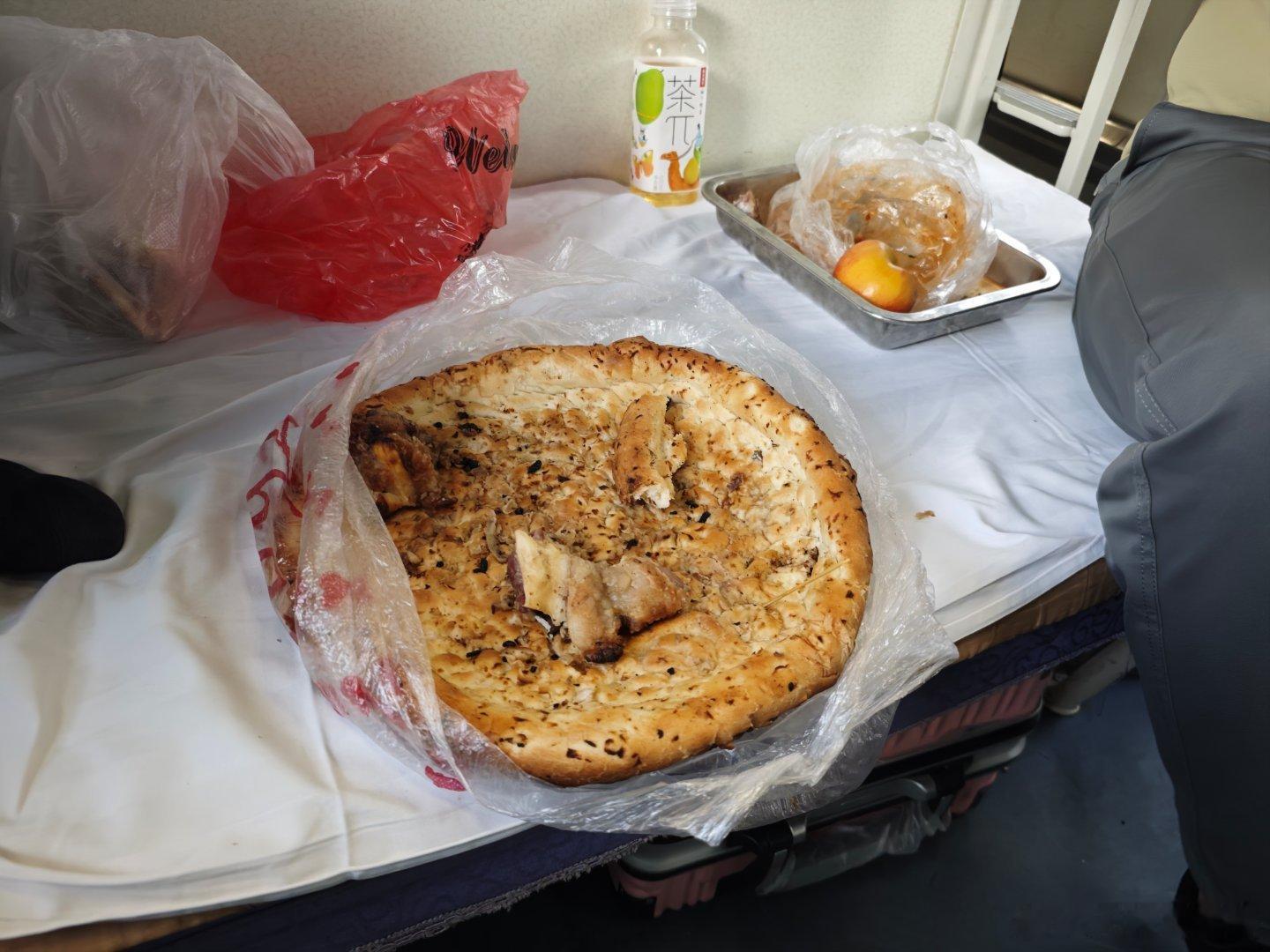 回去又乘火车了，维族帅哥和美女吃饭，非分给我吃羊肉和馕。哇塞，维族同胞都太热情了