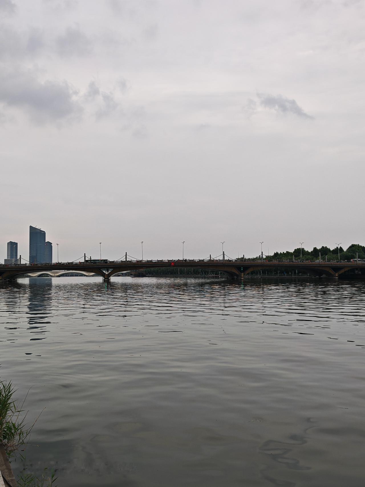 城市繁华，水波荡漾。北京通州运河风景独好