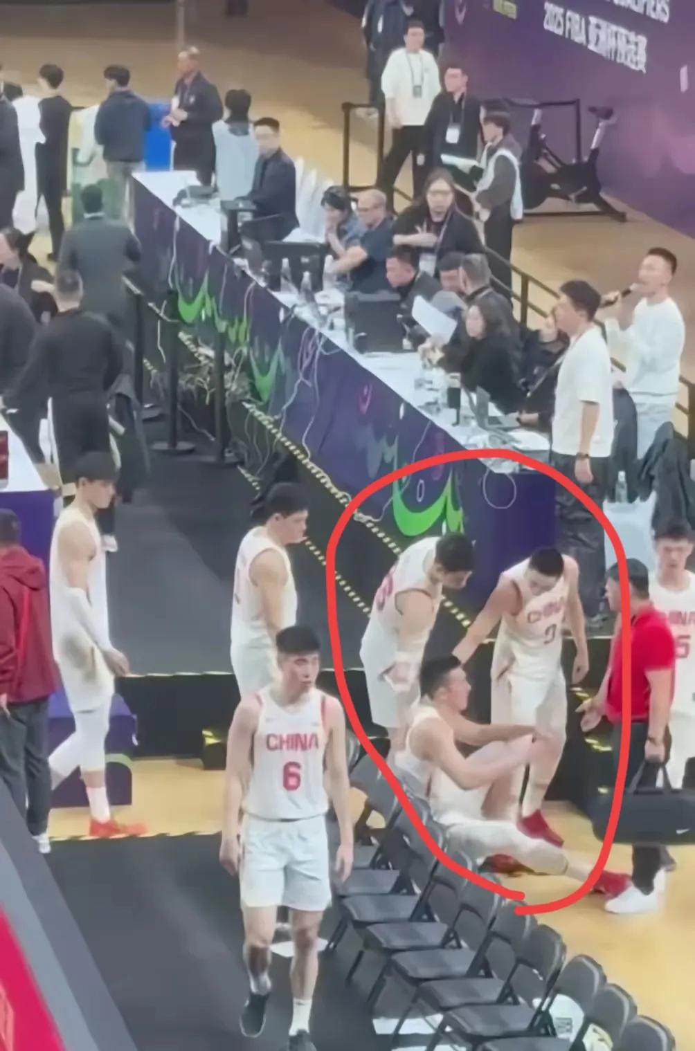 各位球迷看到了吗？
昨晚与关岛比赛结束后，受伤的付豪坐在地上，胡明轩和朱俊龙上前