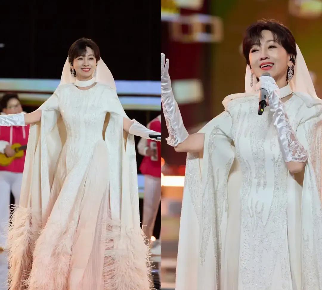 央视镜头扫过，赵雅芝白裙一秒出圈
 
收腰+白裙，把肚子藏得干净，脖子用同色小围