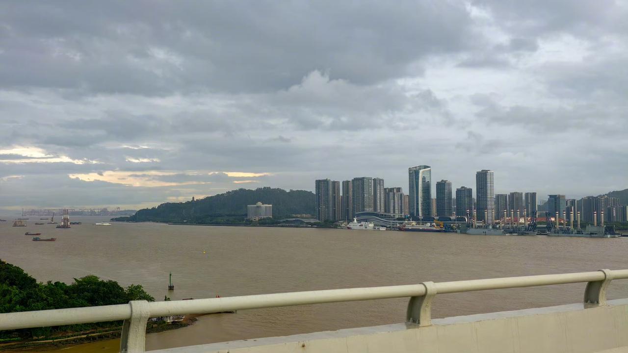 虎门炮台如今对望的，是全球最大的海事执法船-万吨级的海巡09/全球最大的深海铺缆