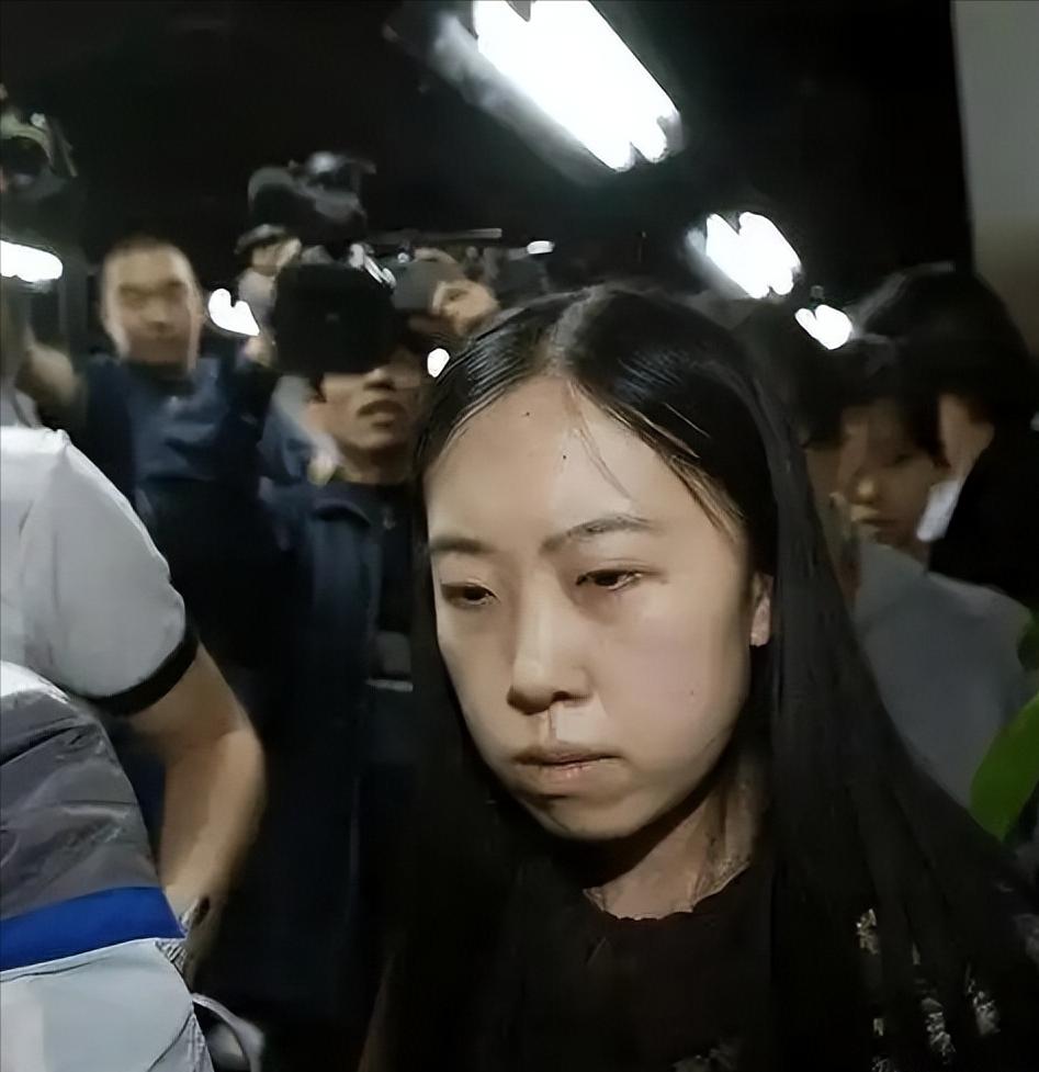 你还记得杨丽娟吗？当年为了见刘德华，她爸跳海自杀，现在十七年过去，她在兰州超市当