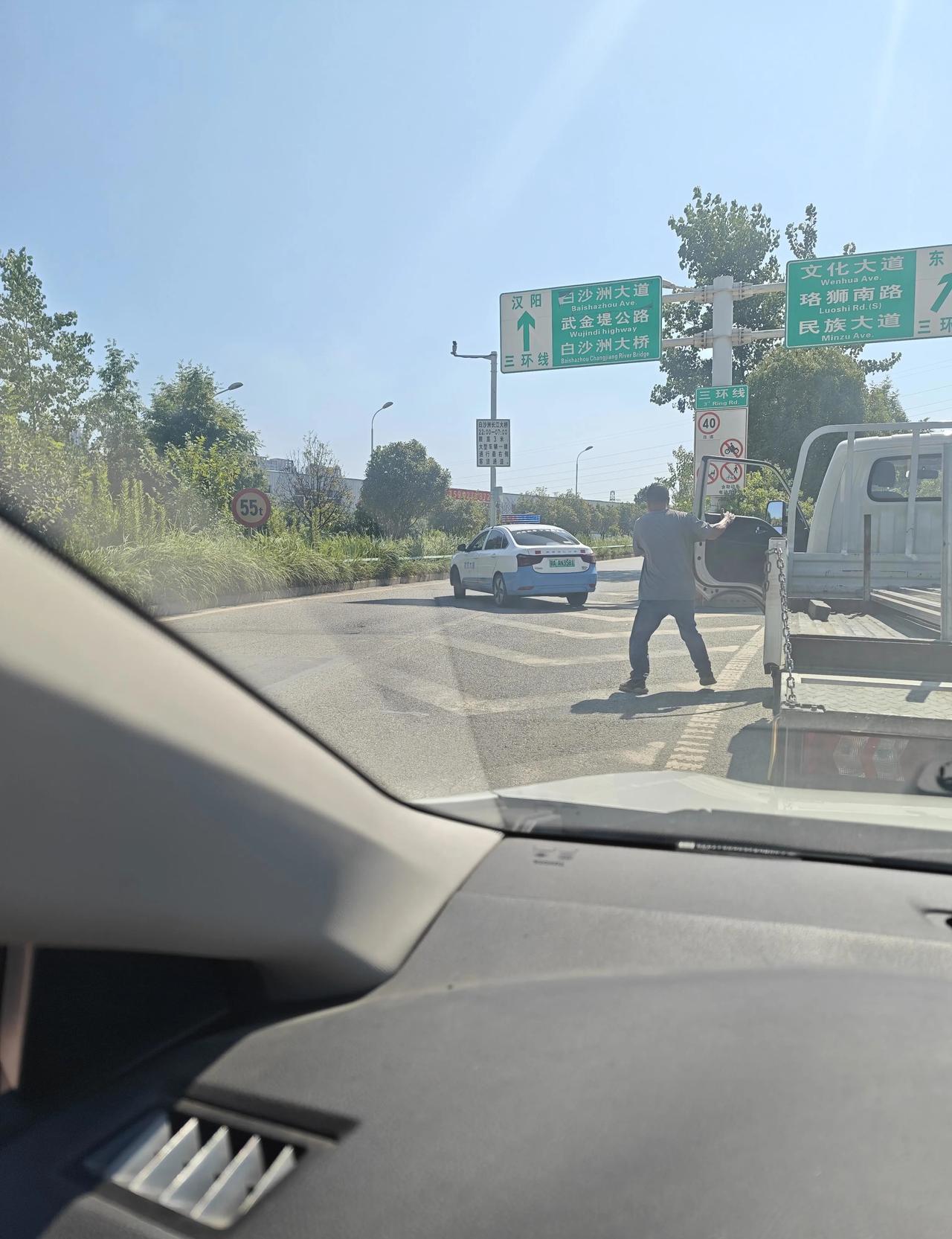 事故问题咨询！
最前面的士匝道实线变道跑了，前面货车带的货物超长刹停了,我撞这个