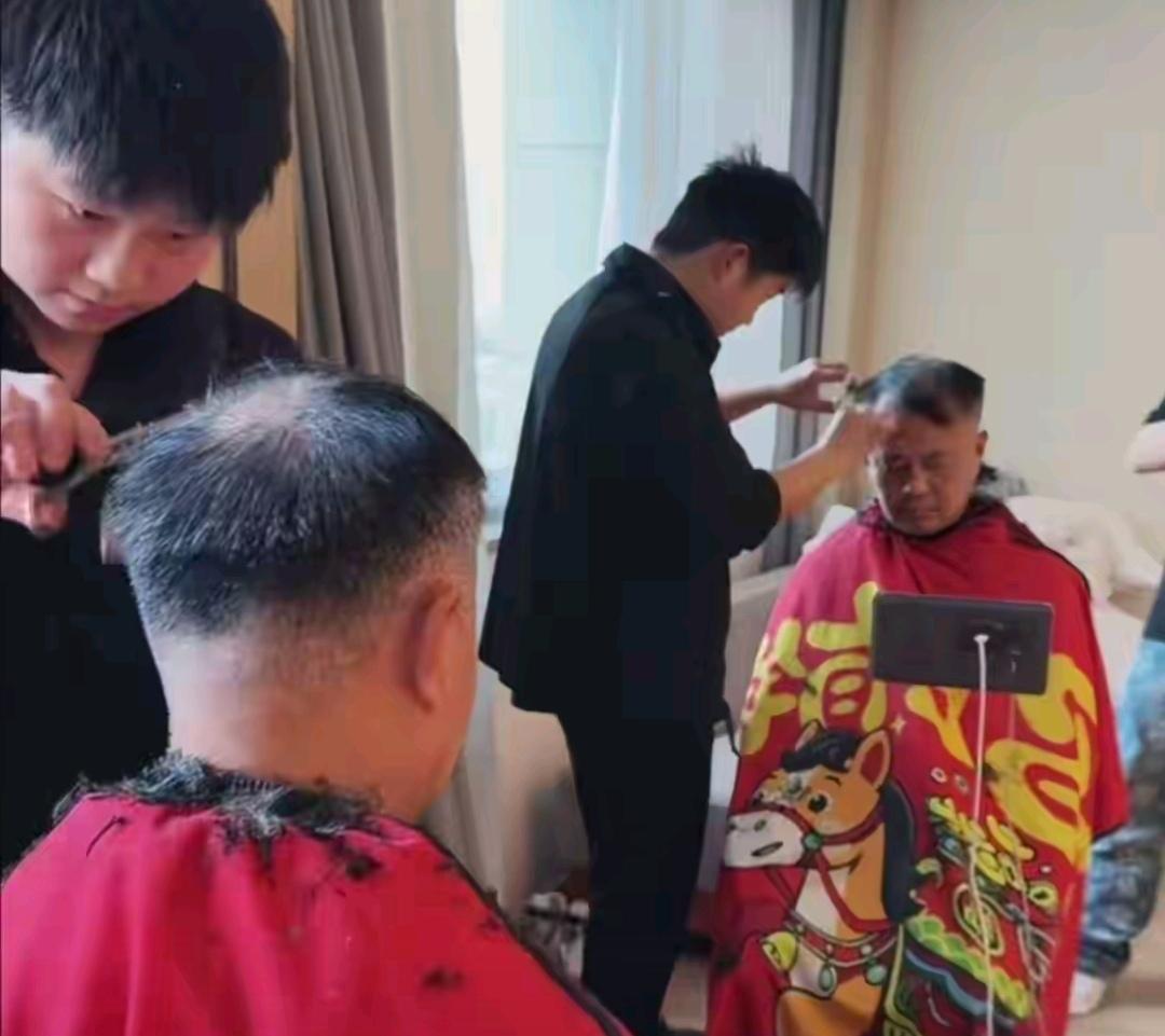 沈老师不需要索取小主播们的情怀，因为他说过一万个关心他的人不如一个重要的人关心他