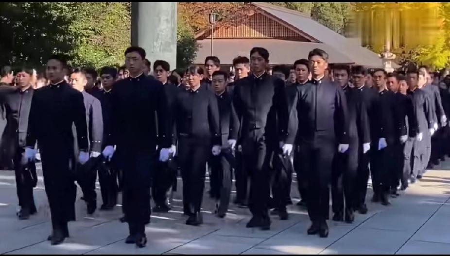 日本防卫大学学员集体徒步，前往靖国神社拜鬼，这就是日本的现实态度，日本是单一的大