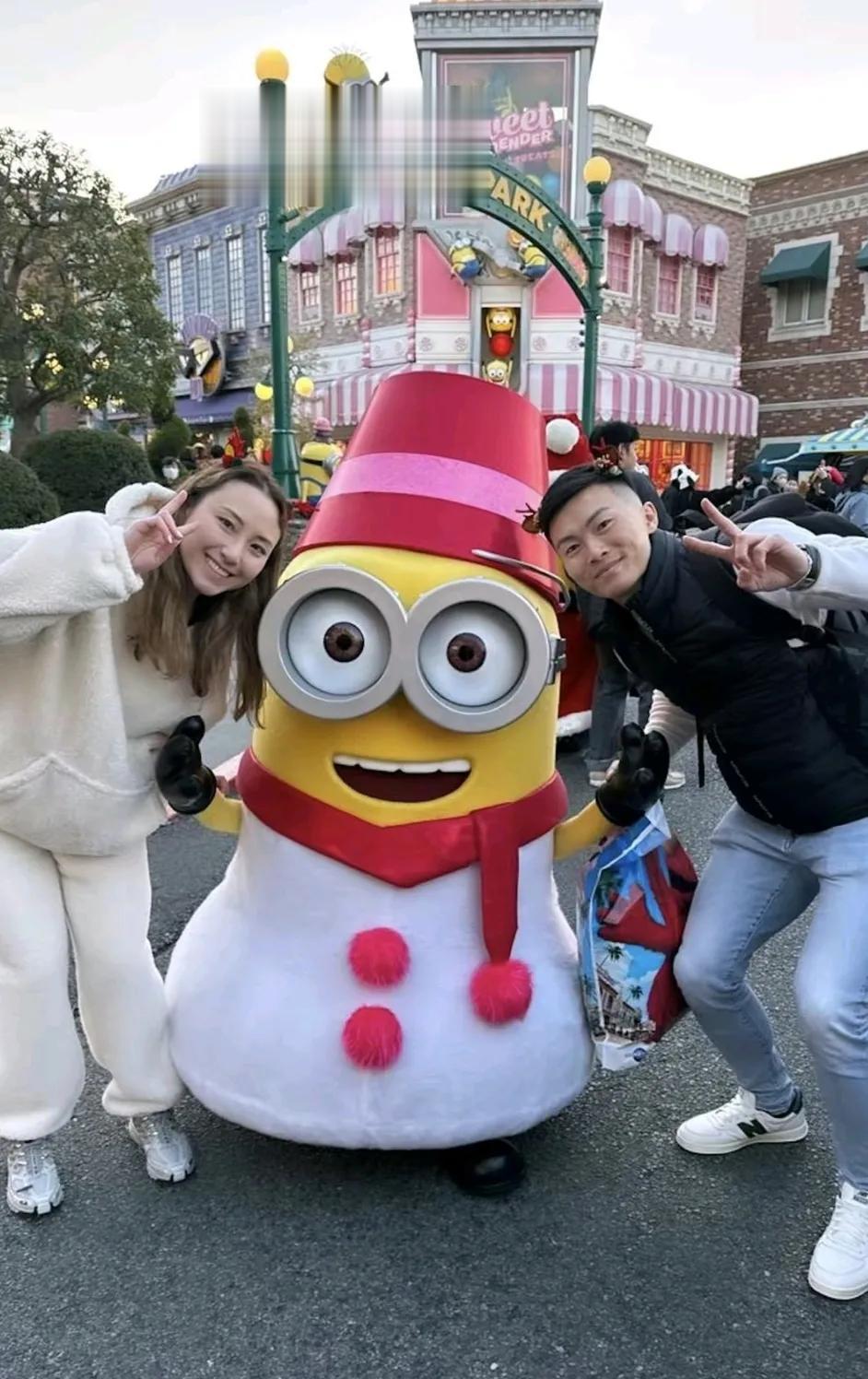 何超云晒与未婚夫合照
听闻何超云赴日本过圣诞
并晒出与未婚夫的甜蜜合照
对此，你
