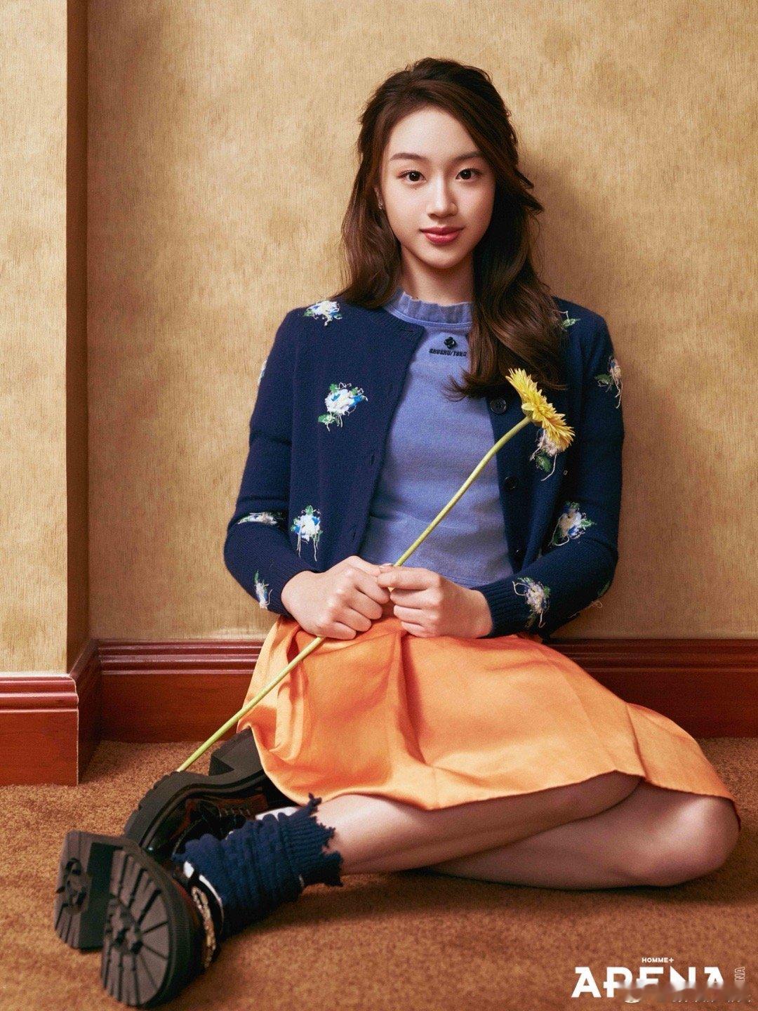 neinei15岁状态吴尊NEINEI新年封面 父女俩靠在一起的松弛感太戳人了，