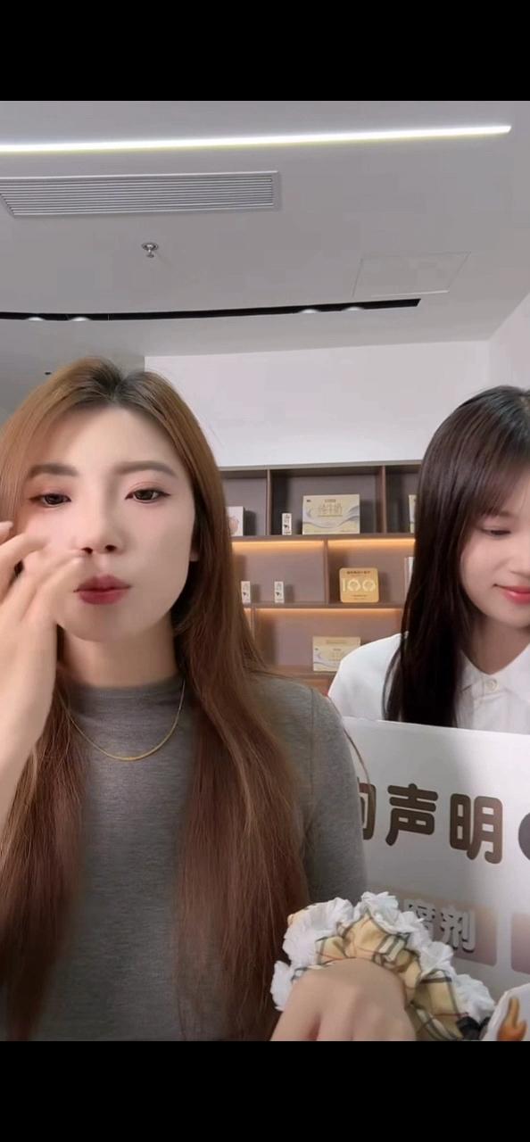 前鸿蒙智行顶流女主播彩宝现在直播带货卖牛奶。从前鸿蒙智行高光造势，个人风光无限，