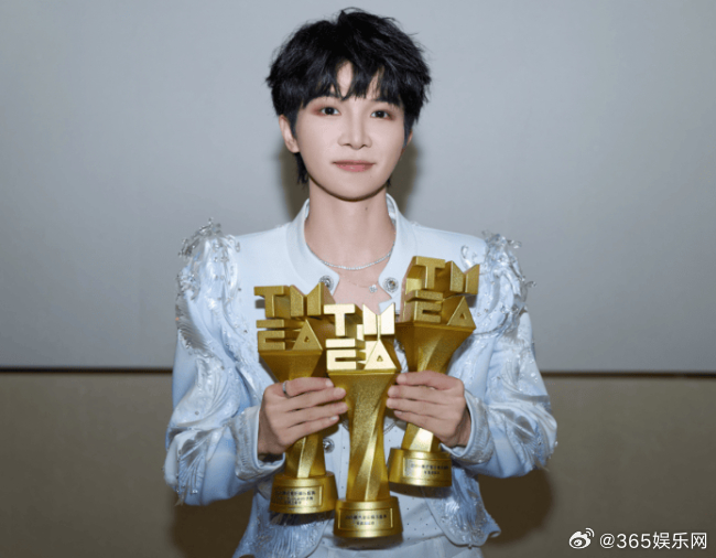 飞天奖总导演称周深是最喜欢的歌者，评价其在影视 OST 领域属于十分特别的存在。