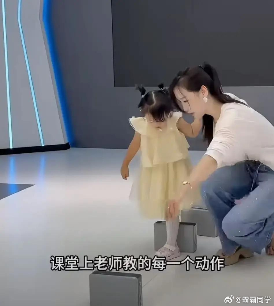 杨幂赴港看女儿，从不住前夫家。  出机场，直奔酒店，房费自理。不留宿，是这位顶流
