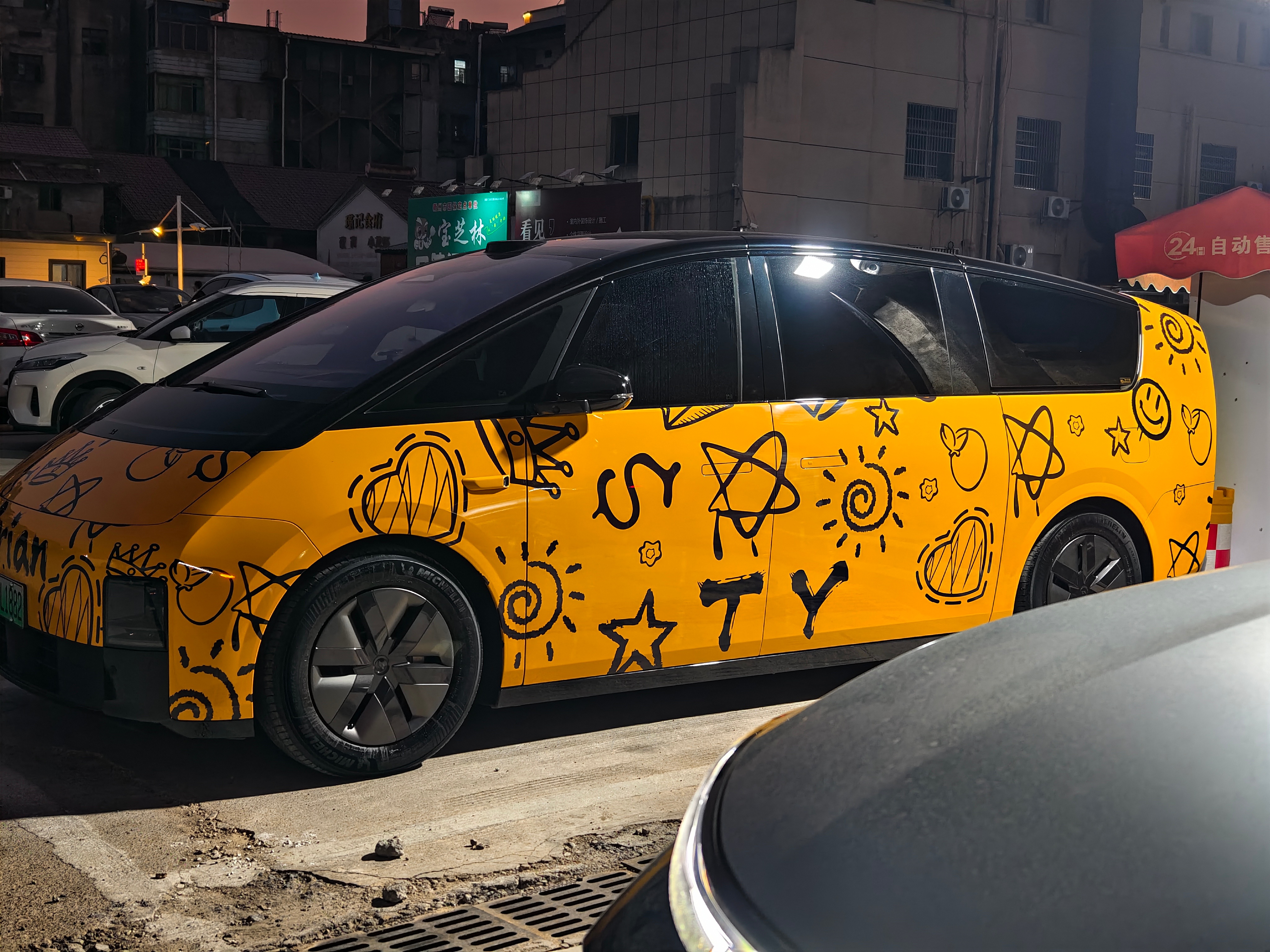 这周末在衢州，偶遇一台黄色相当骚气的MEGA，实车比照片更好看！ 