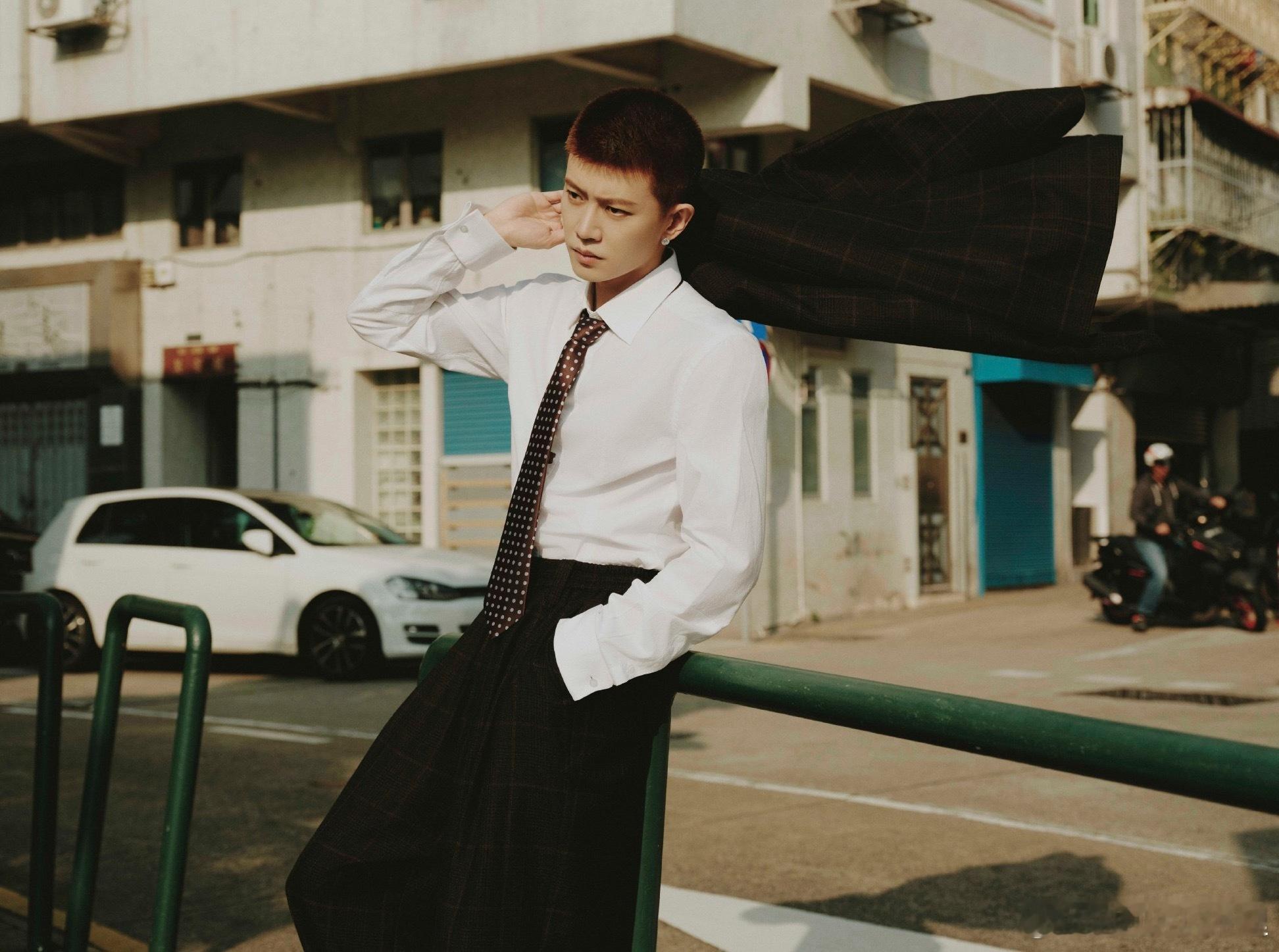 任嘉伦毛栗子发型好出圈像在讲一个很久前的故事非常有feel 