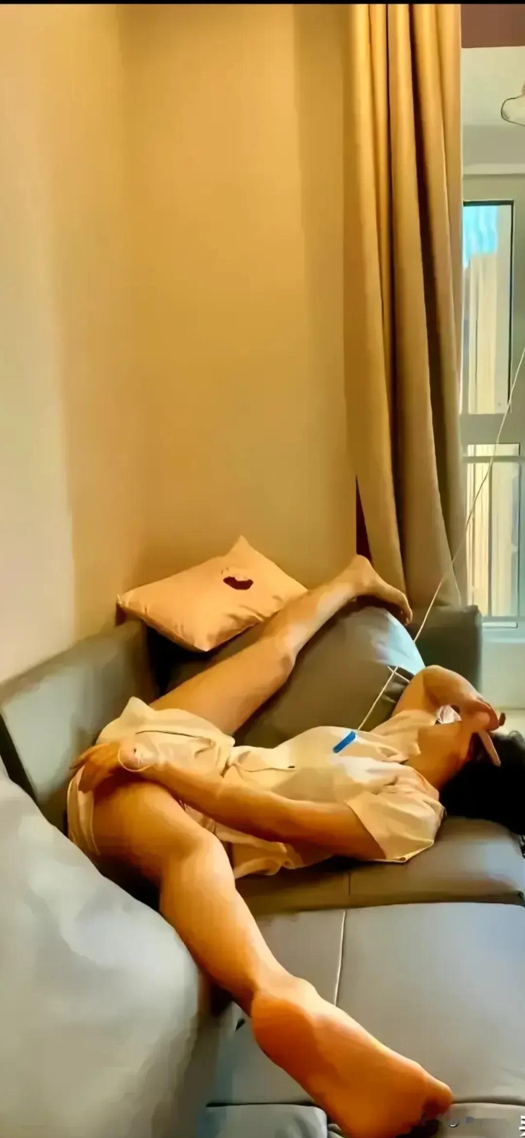 这位女子躺着的姿势也太不雅观了吧！你来医院输液，医院没有床位了，把你安排在走廊上