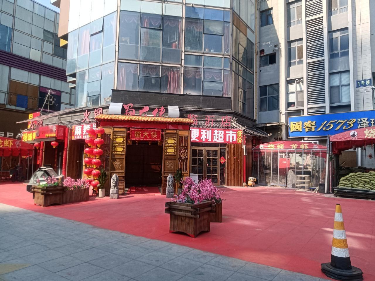 油盐酱醋
藏头诗
文/李兴伟
油盐酱醋不可少，
盐水人体亦需要。
酱是生活调味品