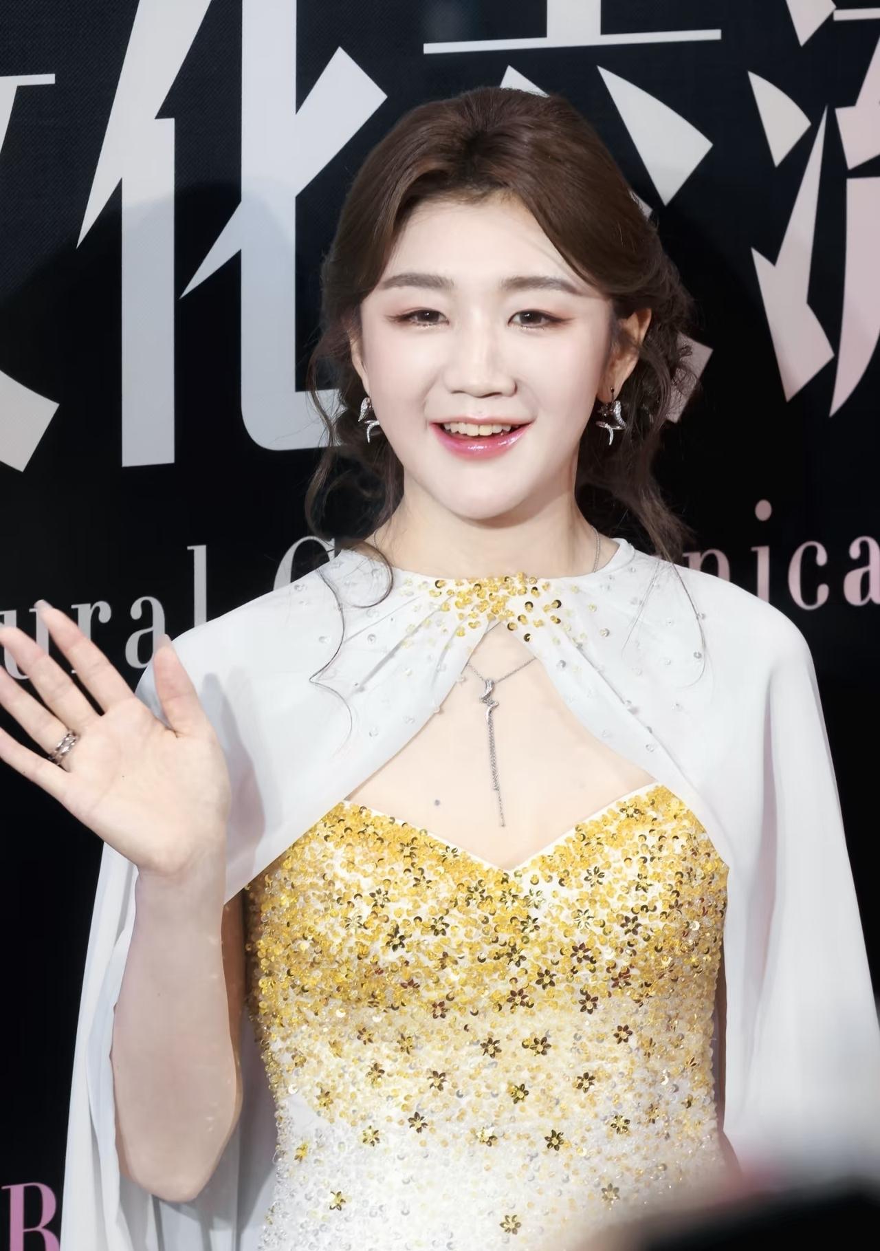陈梦在中泰文化交流之夜上的这身礼服太美了，
金色长裙配白色披肩，
穿出了女王范！