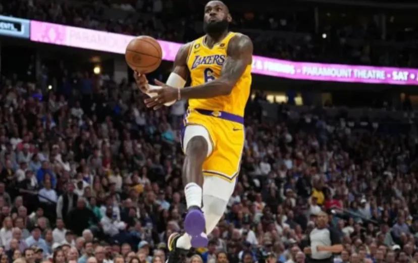 詹姆斯将迎来生涯第21季力拼4万分
洛杉矶湖人的球星勒布朗-詹姆斯即将迎来他个人