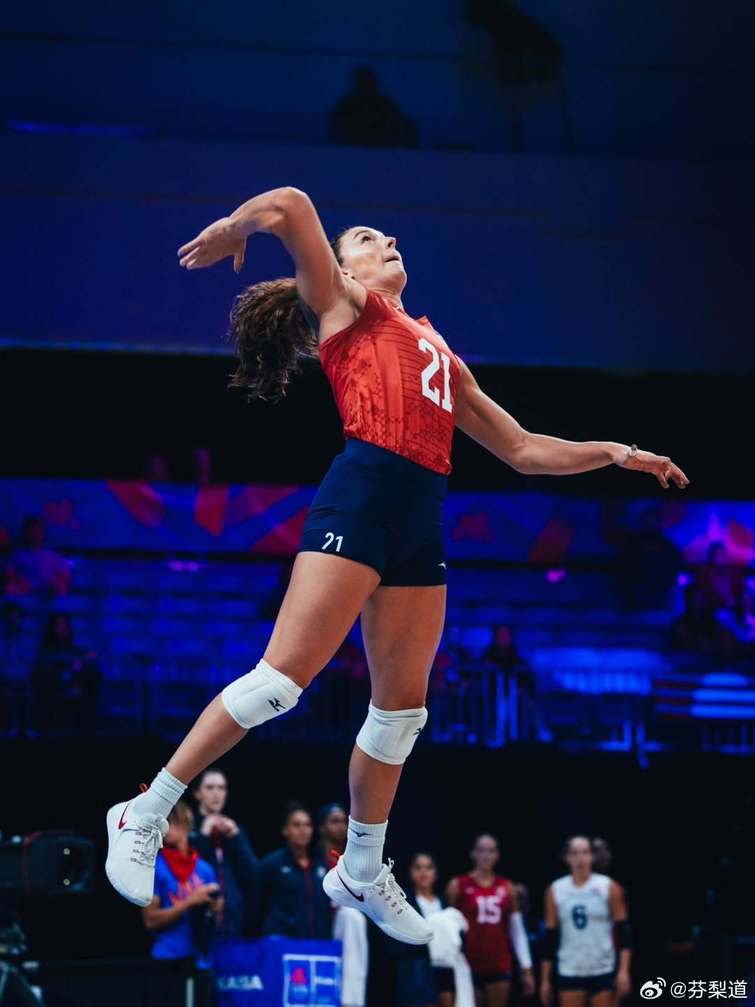国际排坛动态美国女排LOVB盐湖城队的美国球员罗尼-琼斯-佩里与越南的平奠隆安俱