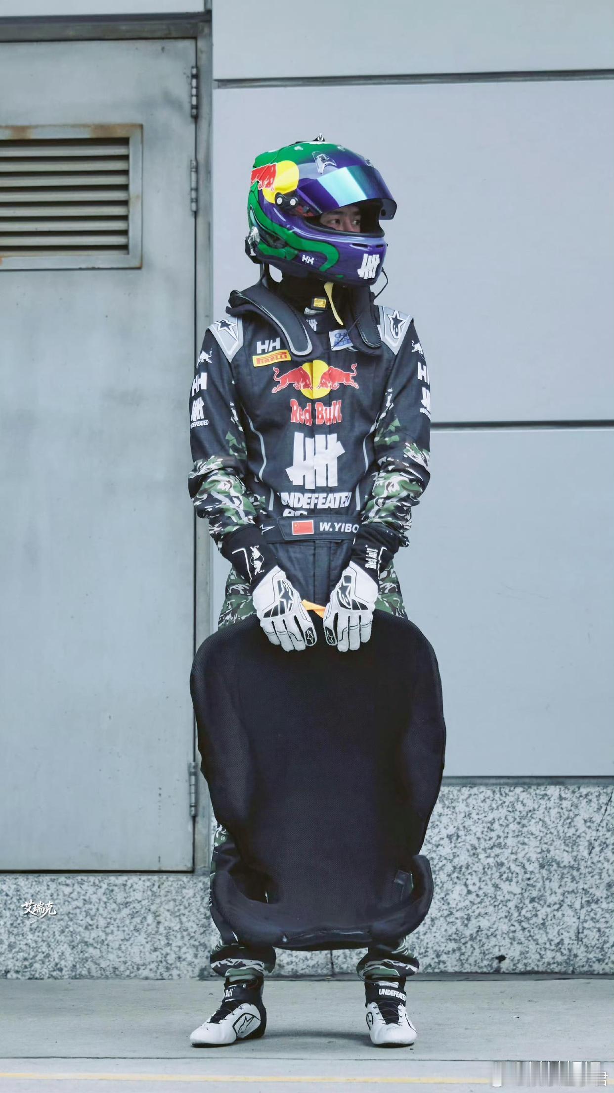 王一博China GT赛车造型也太帅了吧 ！镜头围着85号，全场的目光和尖叫，全