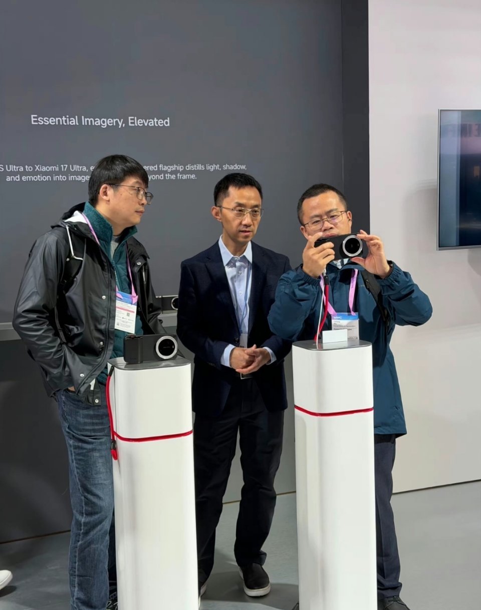 华为终端BG CTO李小龙，在MWC2026巴展上，体验小米17 Ultra手机