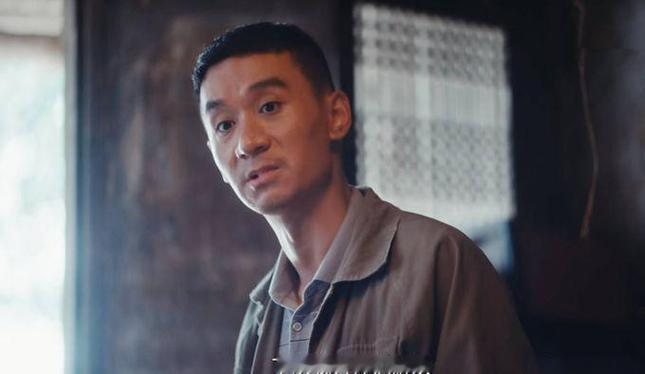 他跟于和伟到底是啥关系？

《重器》里，胡旭东被怀疑为杀人犯，被关了起来，其实他