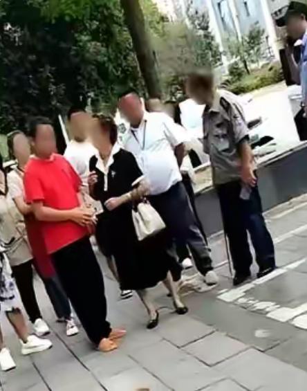 街头，一个大妈没拴绳的大狗，猛地扑向一个路人大哥。
狗一口咬住大哥的胳膊，死不松
