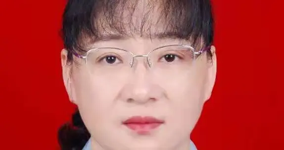 邓群，任县委书记