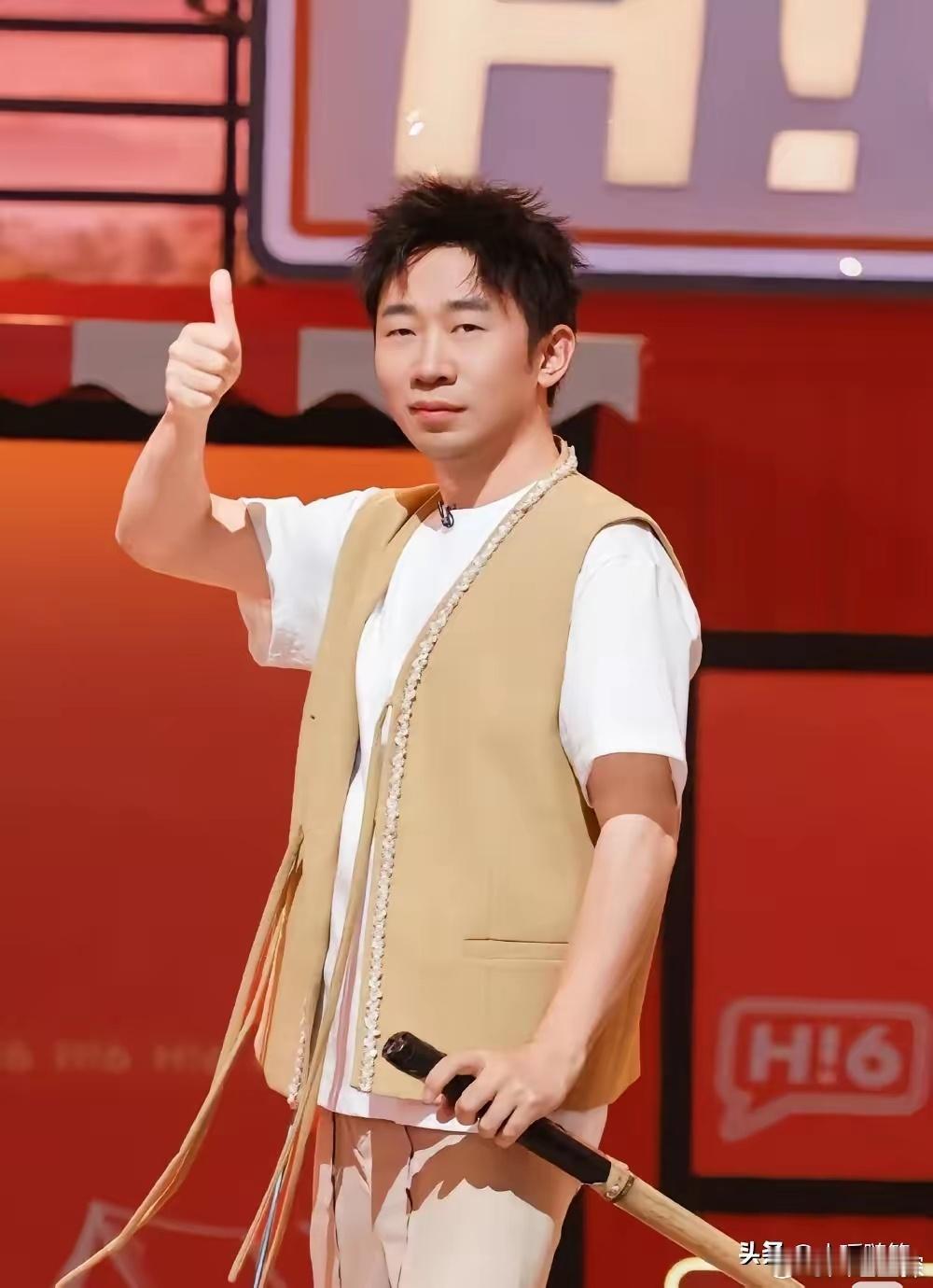 我跟老公讨论怎么现在综艺到处都有杨迪老公回答：杨迪这钱，别人真挣不了！​首先，杨