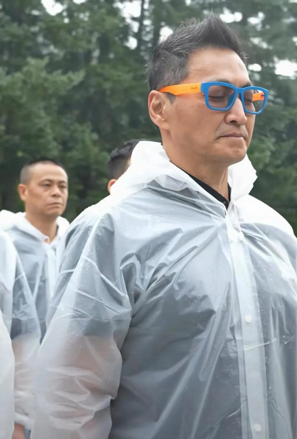 何家劲、李子雄和吴毅将等众位香港明星祭拜杨靖宇将军，场面庄严肃穆，宁静幽远。
