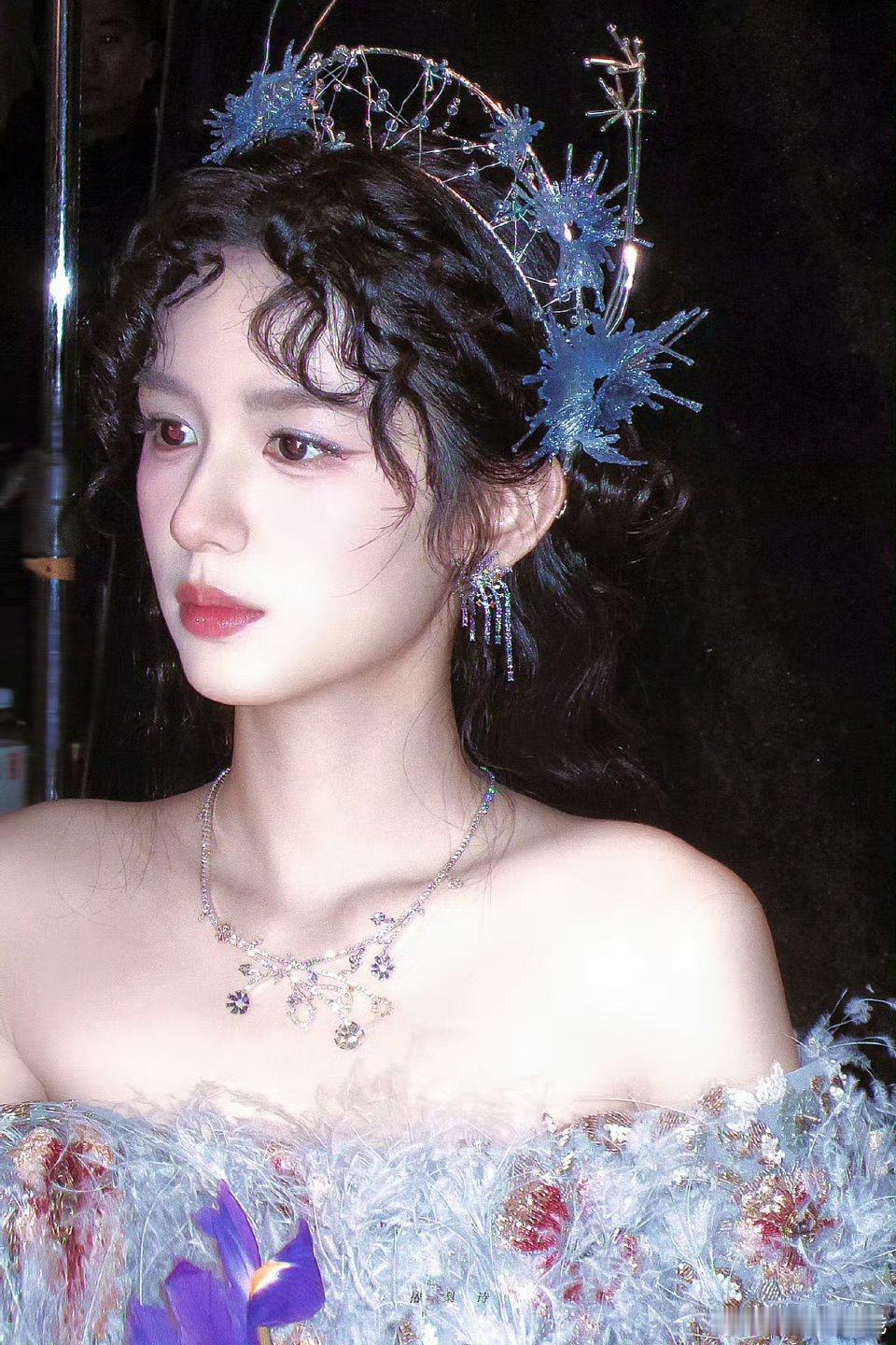 周也神女造型太绝啦～ 蓝色羽毛裙灵动飘逸🌿，好适合蓝色的也子 