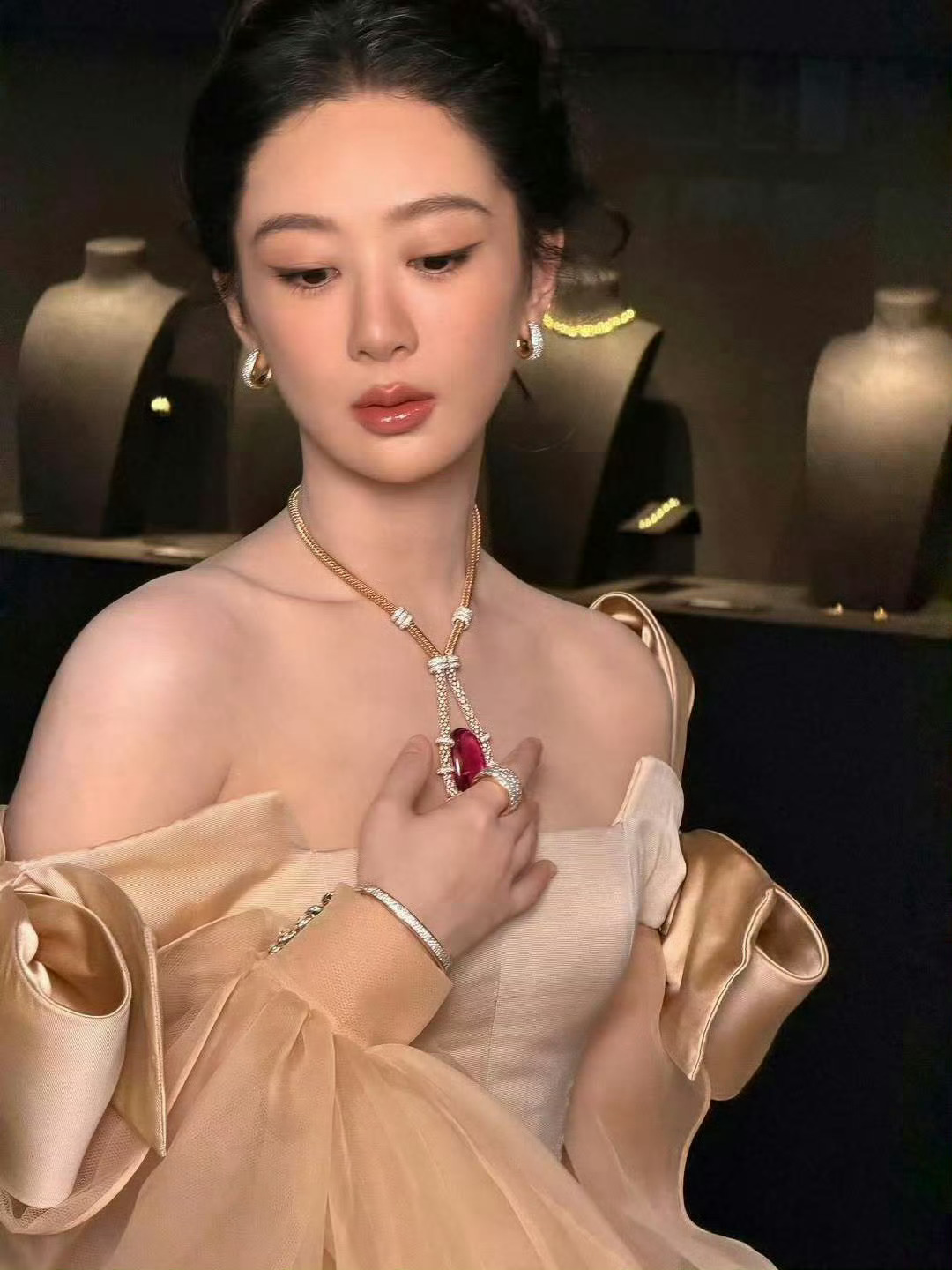 杨紫终于看到巴黎的杨紫了杨紫蝴蝶结泡泡袖高定  哇哦哦哦！美紫啊！美的我好想😭