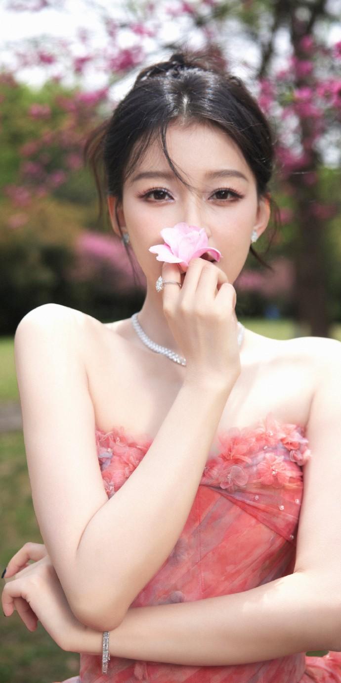 春日里的孙怡，就像一朵绽放的粉红花朵，身着粉红抹胸长裙，完美展现出介于少女与轻熟