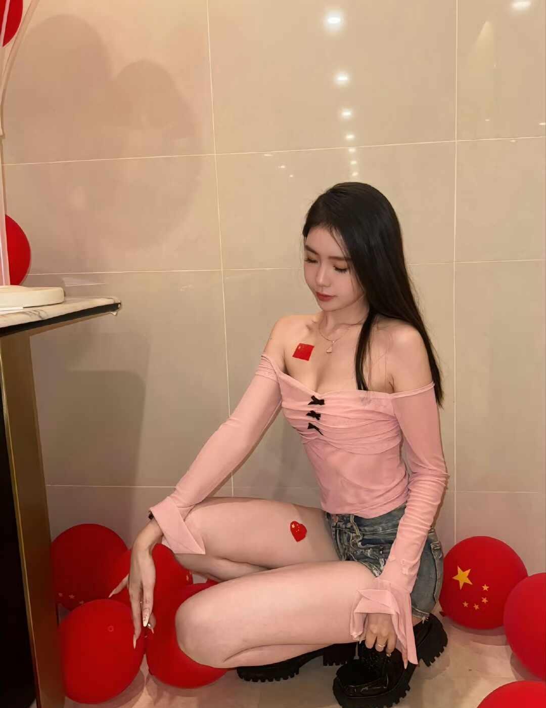 重发一下！祝福我们的祖国繁荣昌盛
祝我们的祖国生日快乐，国泰民安！(🇨🇳^‿