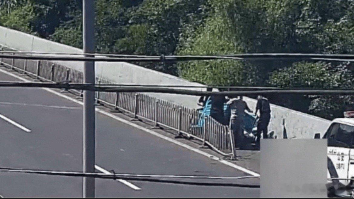 烈日下临海民警紧急救助侧翻三轮车驾驶员三轮车侧翻人员受伤！临海民警快速救援暖人心