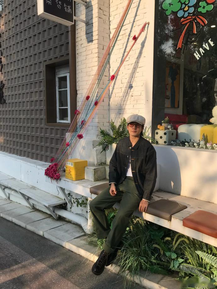 韩东君休闲状态好松弛被韩东君街拍氛围感拿捏忙碌工作之余抓住一点休息间隙，韩东君换