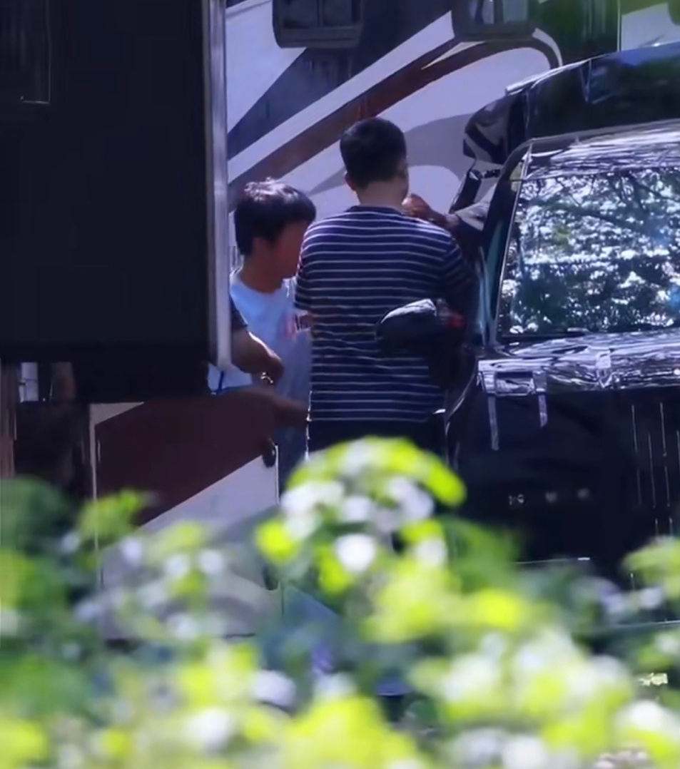 张凌赫昨天受伤腿部别着筋了，今天上班的时候被工作人员扶着下车，一定要注意安全快快