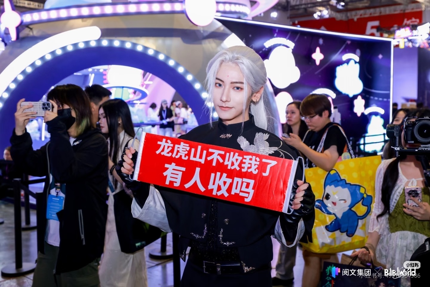 给张灵玉的横幅怎么一副牛郎姿态，这次找的官委还没上次的好看（） 