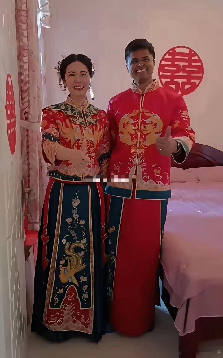 姑娘嫁印度小伙，中式婚礼办在国内，男方上门倒插门。姑娘心里透亮，印度生活、高温环